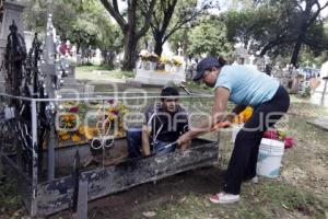 DÍA DE MUERTOS . PANTEÓN