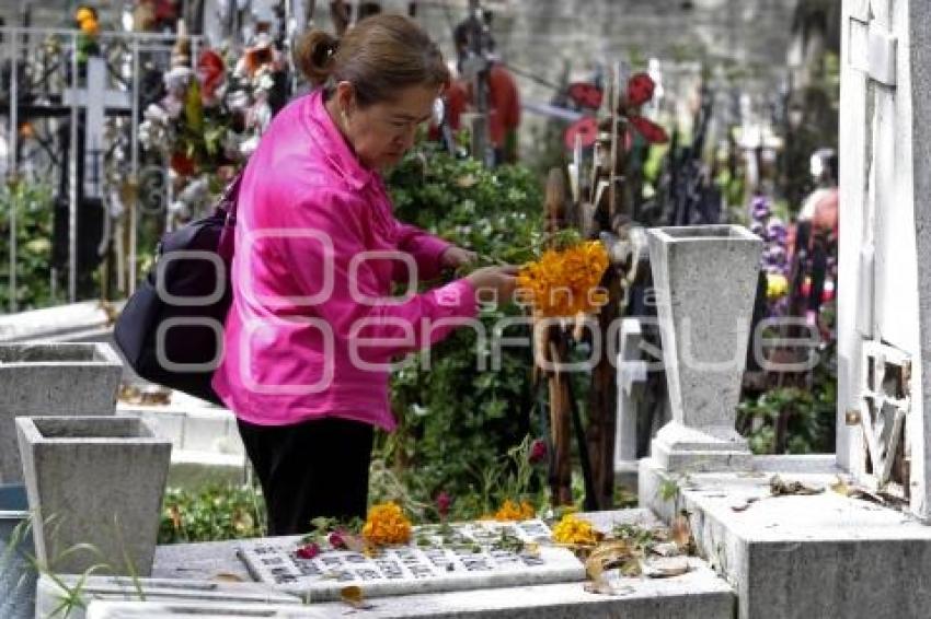 DÍA DE MUERTOS . PANTEÓN