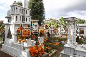 DÍA DE MUERTOS . PANTEÓN CHOLULA