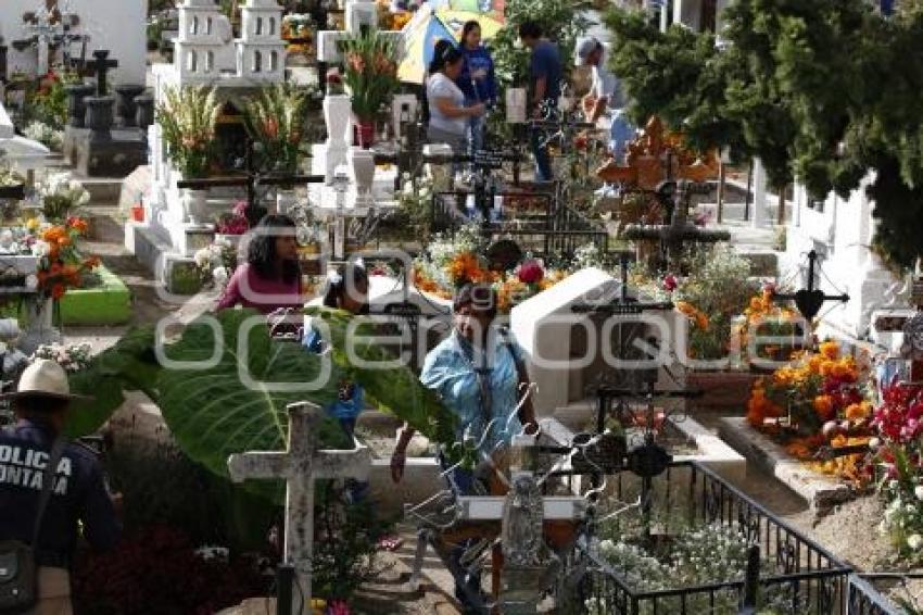 DÍA DE MUERTOS . PANTEÓN CHOLULA