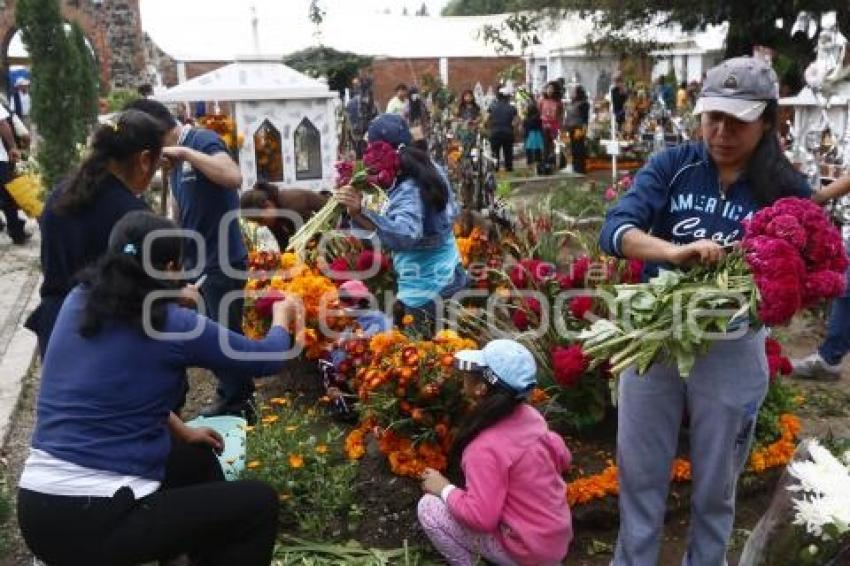 DÍA DE MUERTOS . PANTEÓN CHOLULA