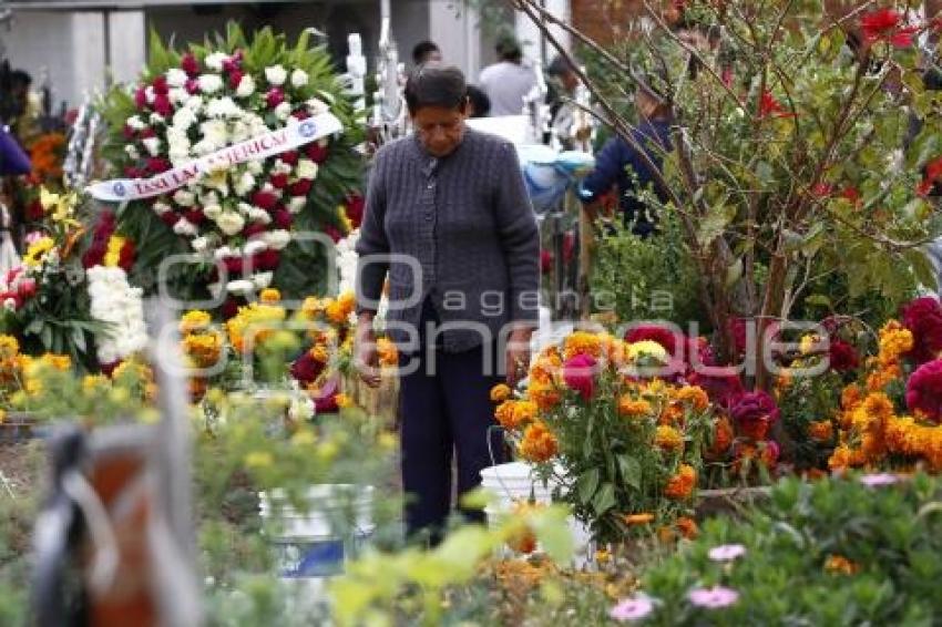 DÍA DE MUERTOS . PANTEÓN CHOLULA