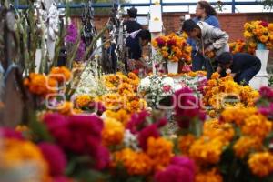 DÍA DE MUERTOS . PANTEÓN CHOLULA