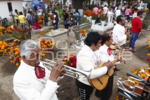 DÍA DE MUERTOS . PANTEÓN CHOLULA