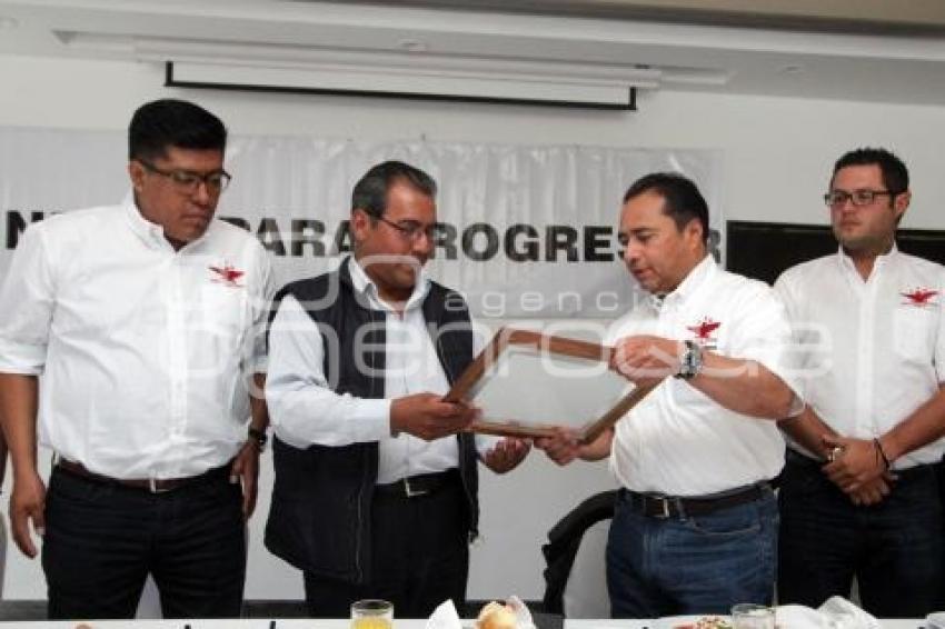 CAM ENTREGA RECONOCIMIENTO A JIMÉNEZ MERINO