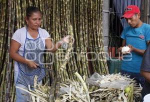 VENTA DE CAÑA DE AZÚCAR Y JÍCAMA . ACATLÁN   