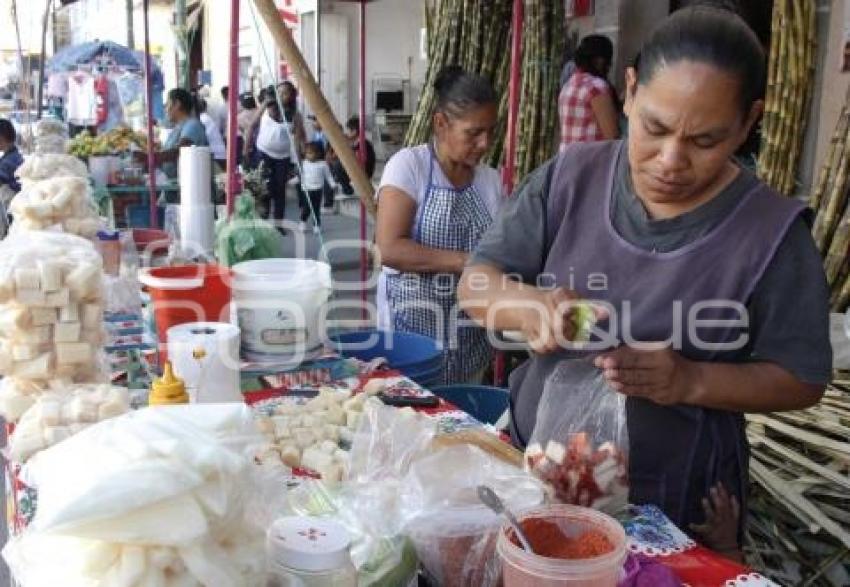 VENTA DE CAÑA DE AZÚCAR Y JÍCAMA . ACATLÁN   