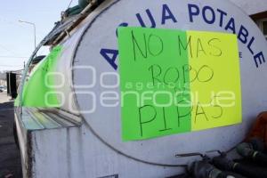 PIPAS DE AGUA . MANIFESTACIÓN 