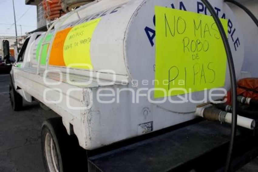 PIPAS DE AGUA . MANIFESTACIÓN 