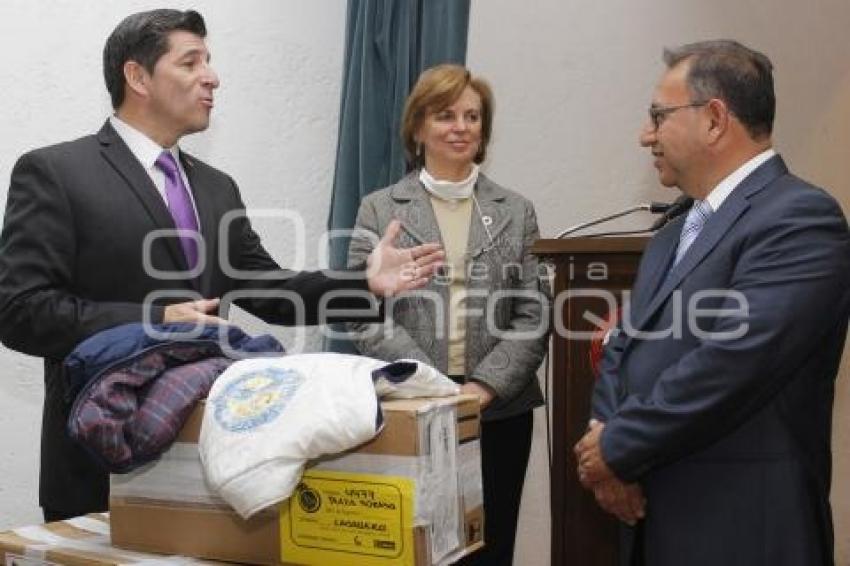 ENTREGA DE ROPA . CRUZ ROJA 