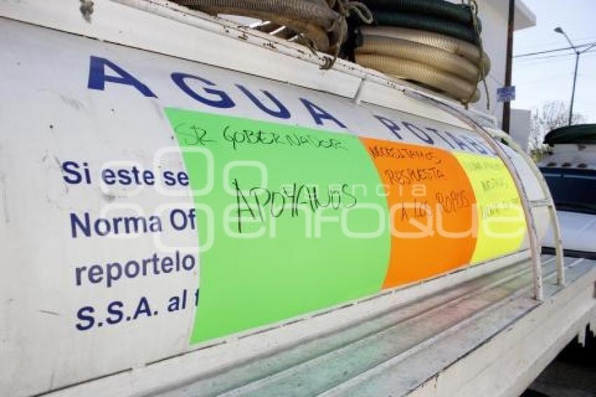PIPAS DE AGUA . MANIFESTACIÓN