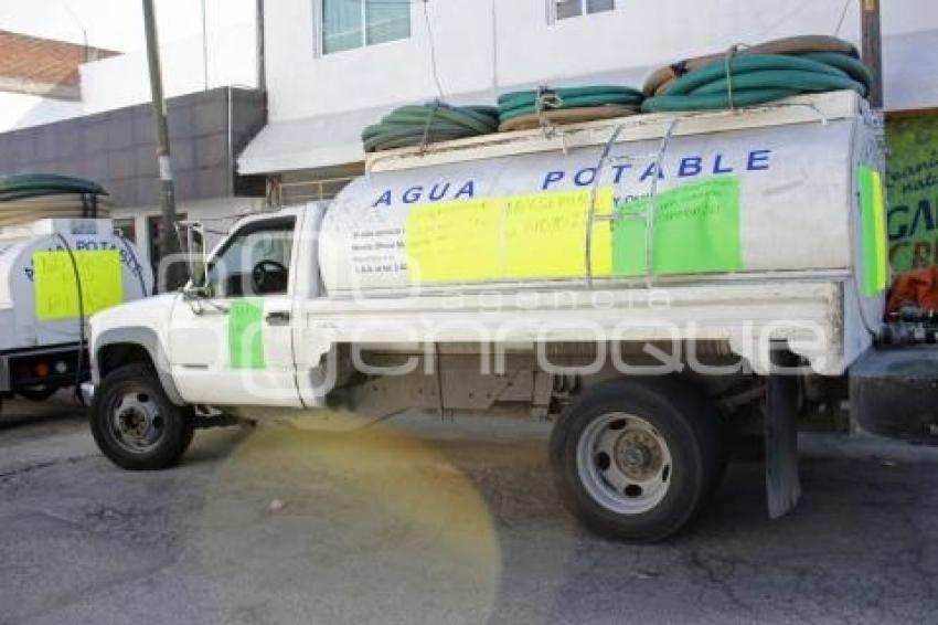 PIPAS DE AGUA . MANIFESTACIÓN 