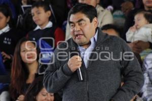 ENTREGA DE UNIFORMES GRATUITOS . TEHUACÁN