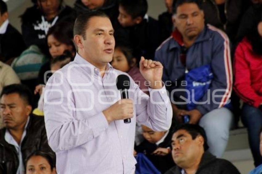 ENTREGA DE UNIFORMES GRATUITOS . TEHUACÁN