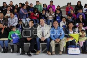 ENTREGA DE UNIFORMES GRATUITOS . TEHUACÁN 