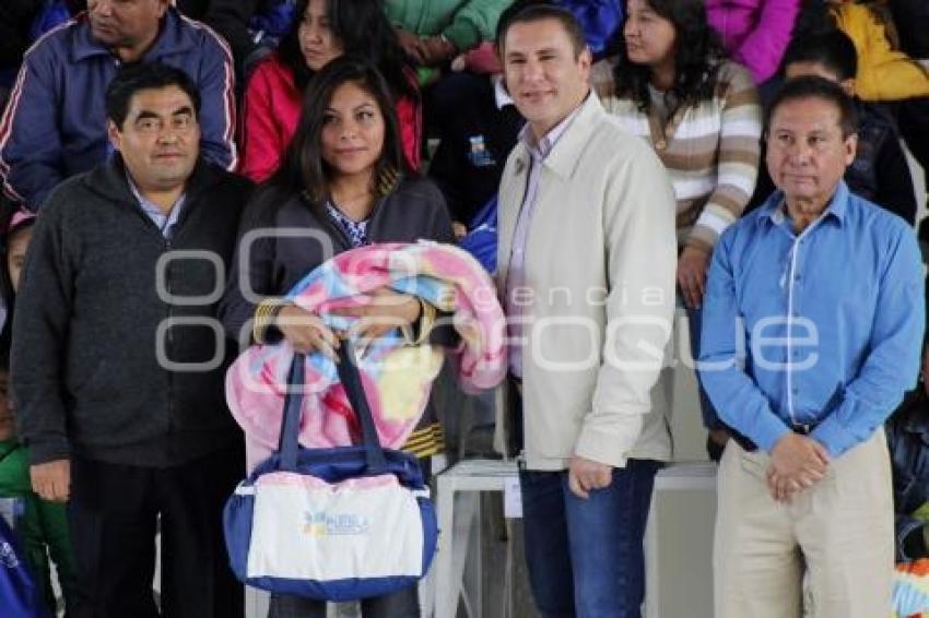 ENTREGA DE UNIFORMES GRATUITOS . TEHUACÁN