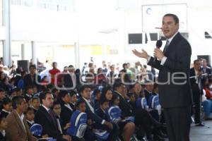 GOBIERNO ESTATAL . ENTREGA DE UNIFORMES 