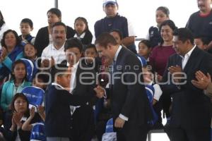 GOBIERNO ESTATAL . ENTREGA DE UNIFORMES