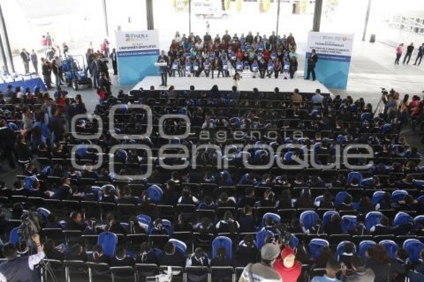 GOBIERNO ESTATAL . ENTREGA DE UNIFORMES