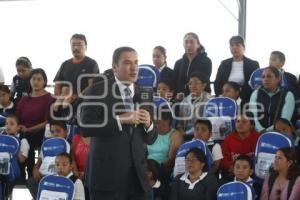 GOBIERNO ESTATAL . ENTREGA DE UNIFORMES 