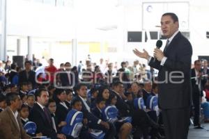 GOBIERNO ESTATAL . ENTREGA DE UNIFORMES