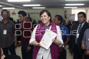 ANA TERESA ARANDA . ENTREGA DE FIRMAS