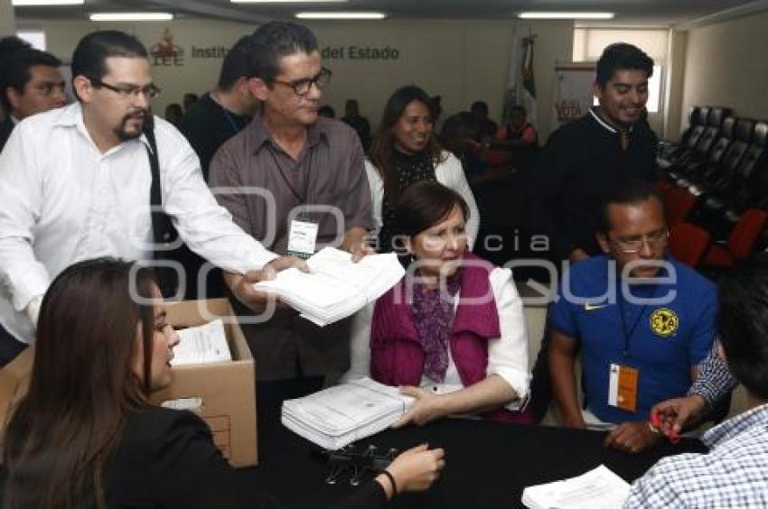 ANA TERESA ARANDA . ENTREGA DE FIRMAS