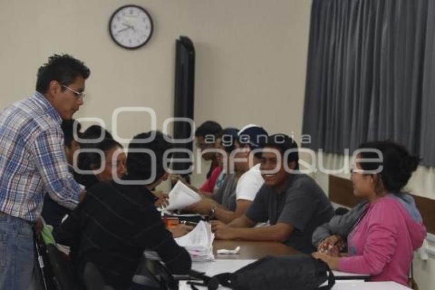ANA TERESA ARANDA . ENTREGA PETICIÓN IEE