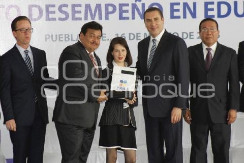 GOBIERNO . ENTREGA DE APOYOS A MAGISTERIO