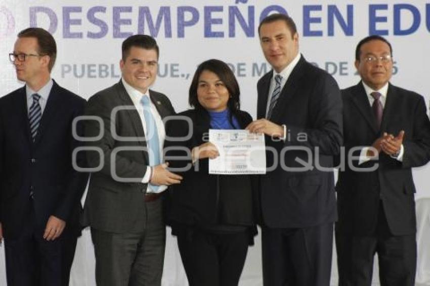 GOBIERNO . ENTREGA DE APOYOS A MAGISTERIO