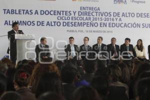 GOBIERNO . ENTREGA DE APOYOS A MAGISTERIO