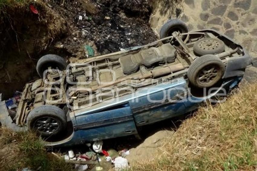 CAMIONETA CAE A BARRANCO . TEXMELUCAN