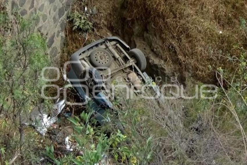 CAMIONETA CAE A BARRANCO . TEXMELUCAN