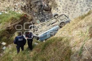 CAMIONETA CAE A BARRANCO . TEXMELUCAN