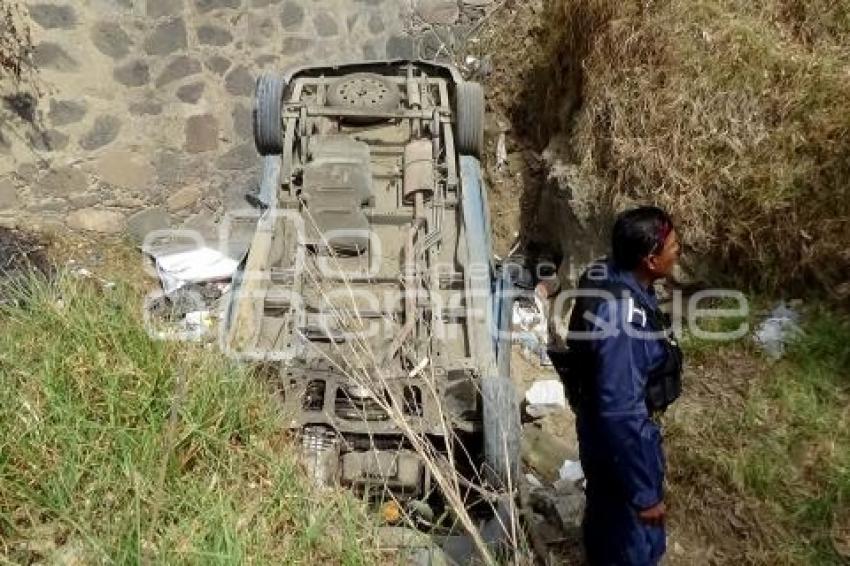 CAMIONETA CAE A BARRANCO . TEXMELUCAN