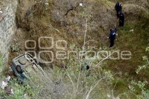 CAMIONETA CAE A BARRANCO . TEXMELUCAN