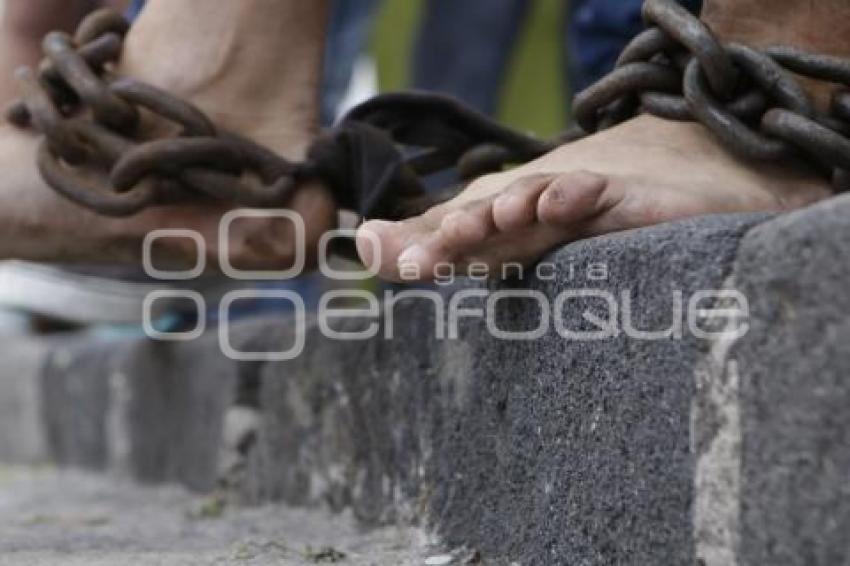 SEMANA SANTA . ENGRILLADOS