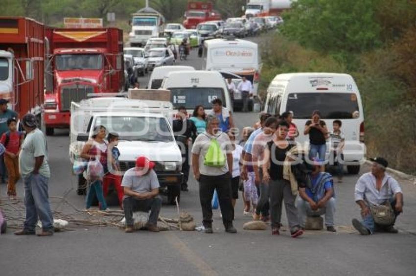 BLOQUEO CARRETERO . TEHUACÁN