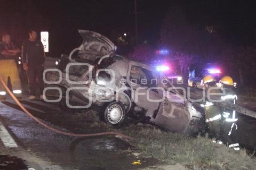 COCHE SE INCENDIA EN AUTOPISTA