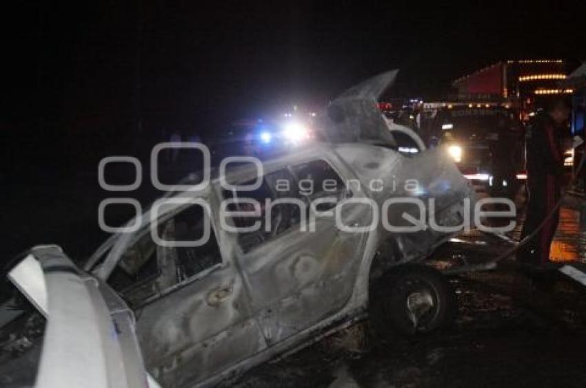 COCHE SE INCENDIA EN AUTOPISTA