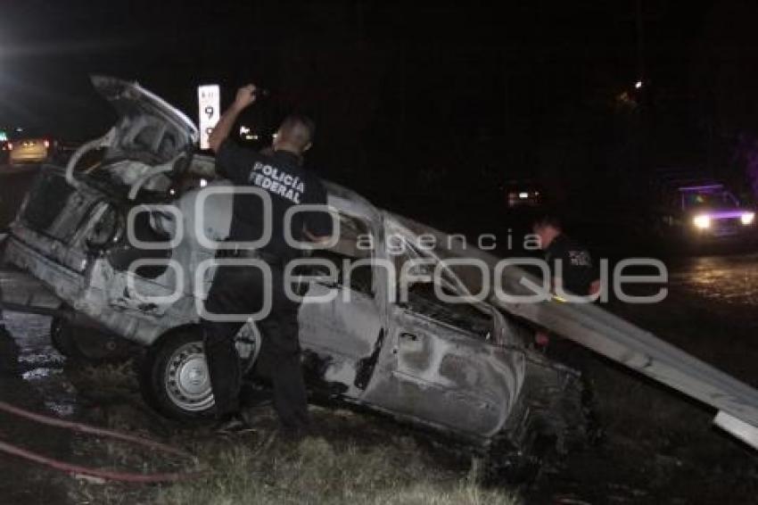 COCHE SE INCENDIA EN AUTOPISTA