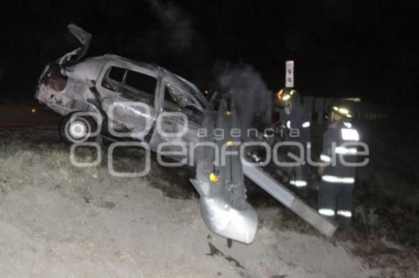 COCHE SE INCENDIA EN AUTOPISTA