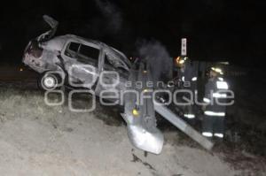 COCHE SE INCENDIA EN AUTOPISTA