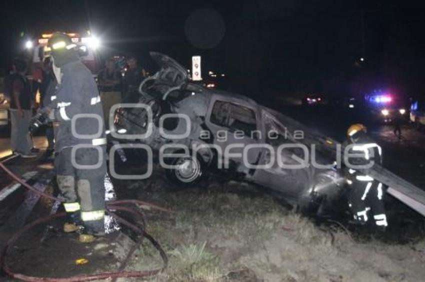 COCHE SE INCENDIA EN AUTOPISTA