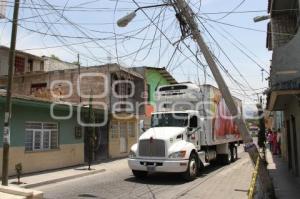 DERRIBAN POSTE DE LUZ . TEHUACÁN