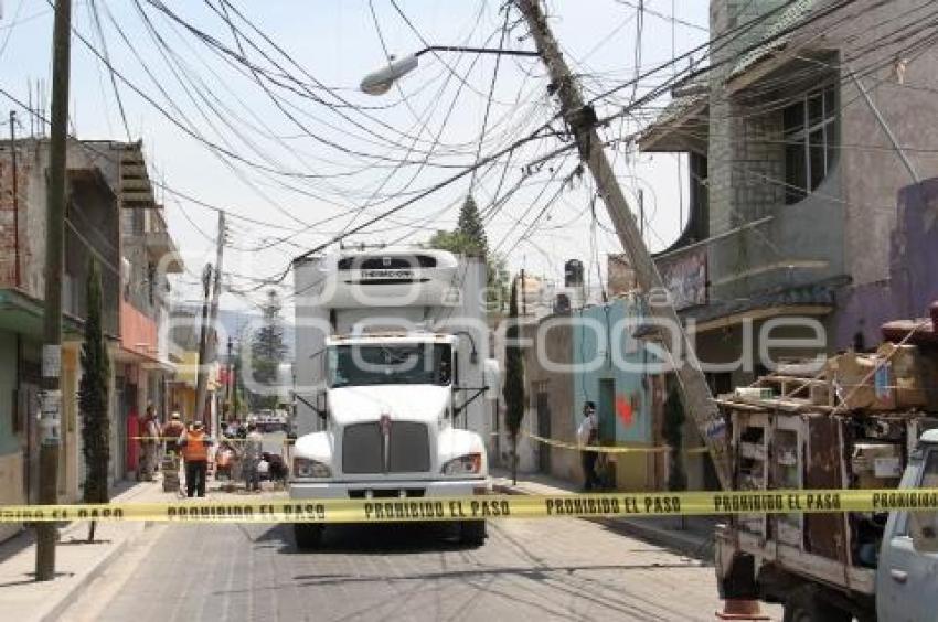 DERRIBAN POSTE DE LUZ . TEHUACÁN