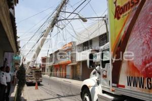 DERRIBAN POSTE DE LUZ . TEHUACÁN