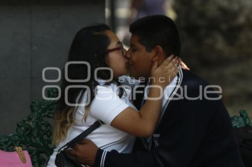 DÍA INTERNACIONAL DEL BESO