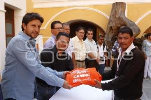 ENTREGA DE UNIFORMES . CHOLULA