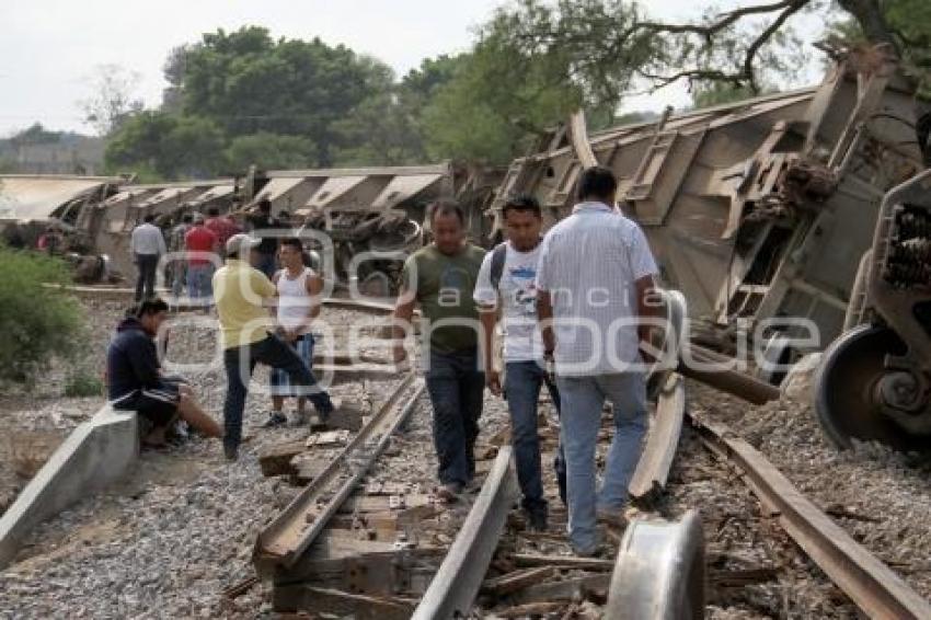 VAGONES DESCARRILADOS . TEHUACÁN